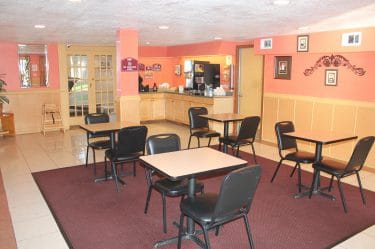 Breakfast Seating Area-Bays Inn & Suites Baytown